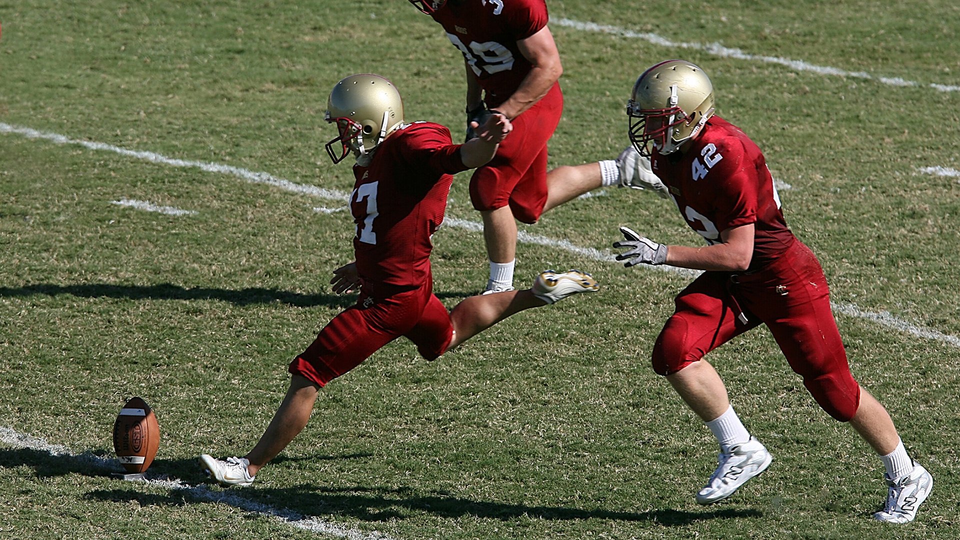 九游下载官方正版-_穿越丛林定向赛：智勇双全的极限挑战_，丛林穿越探险